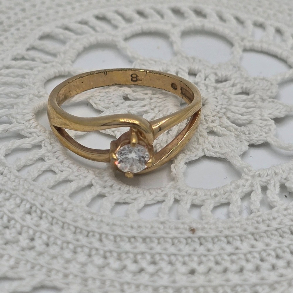 Vintage Estate Solitaire Ring Size 7.5 Cocktail Gold tone Rhinestone Korea B - Picture 2 of 9